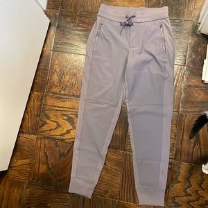 Athleta Headlands Hybrid Trek Jogger. Size 4